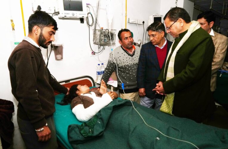 क्वानू–मीनस मोटर मार्ग दुर्घटना में घायल यात्रियों का हाल पूछने दून  अस्पताल पहुँचे मुख्यमंत्री पुष्कर सिंह धामी, घायलों का हालचाल जाना, पारिवारिक जनों से बातचीत कर इलाज का पूरा भरोसा दिया