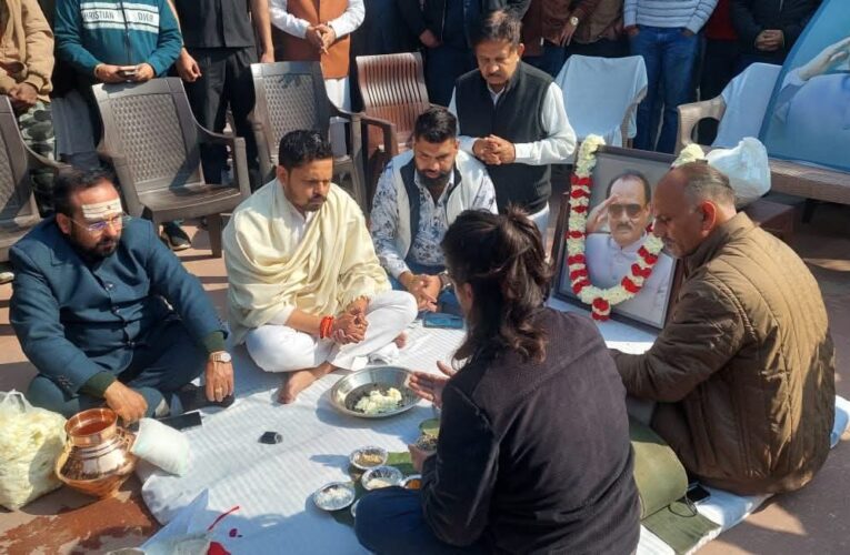 दिवंगत एनसीपी के नेता और महाराष्ट्र के उप मुख्यमंत्री अजित पवार की अस्थियां गंगा में प्रवाहित की गई