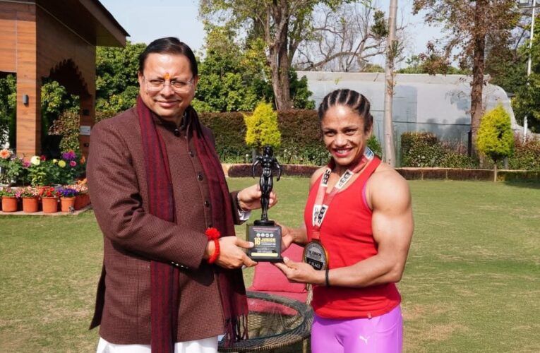 मुख्यमंत्री पुष्कर सिंह धामी ने बॉडी  बिल्डर प्रतिभा थपलियाल को किया सम्मानित, मातृशक्ति के उत्कर्ष और महिला सशक्तिकरण की प्रेरक मिसाल बनीं प्रतिभा