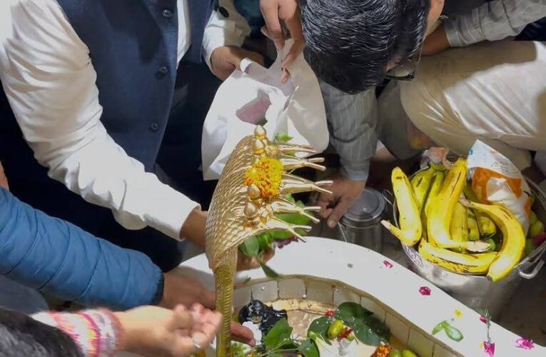 रुड़की: महाशिवरात्रि के पावन पर्व पर शहर से देहात तक शिवालयों में बड़ी संख्या में उमड़े श्रद्धालु, बम-बम भोले के जयनाद के साथ किया जलाभिषेक