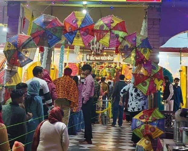 हरिद्वार में महाशिवरात्रि के पर्व पर शिवालयों में उमड़ी श्रद्धालुओं की भीड़, भक्तों ने जलाभिषेक और प्रसाद अर्पित कर भगवान शिव से सुख-समृद्धि की कामना की