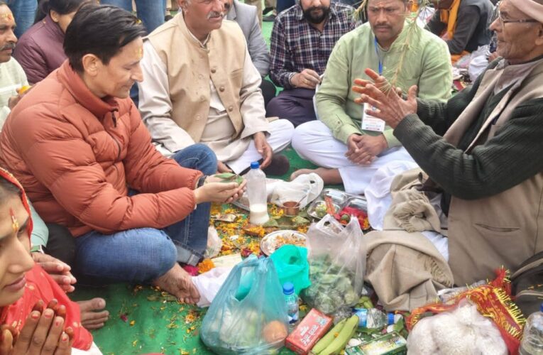 आयुक्त कुमाऊं मंडल / सचिव मुख्यमंत्री दीपक रावत ने महाशिवरात्रि के अवसर पर  छोटा कैलाश में प्राचीन शिव मंदिर में पहुंचकर भगवान शिव का विधिवत जलाभिषेक किया