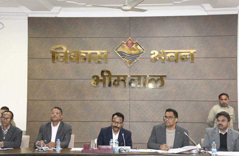 जिलाधिकारी ललित मोहन रयाल ने जिले में संचालित विकास कार्यों की समीक्षा करते हुए अधिकारियों को आवश्यक निर्देश दिए