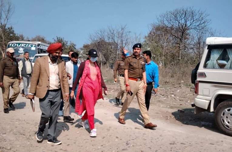 कुंभ मेला की तैयारियां हुई तेज – मेलाधिकारी उतरी ग्राउंड जीरो पर, मेलाधिकारी ने कुंभ नगरी के दक्षद्वीप व बैरागी कैंप क्षेत्र का सुबह-सवेरे किया निरीक्षण