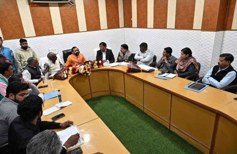 सफाई कर्मचारियों का उत्पीड़न किसी भी दशा में न हो: भगवत प्रसाद मकवाना, संविदा में लगे सफाई कर्मचारियों को नियमित करने के दिए निर्देश