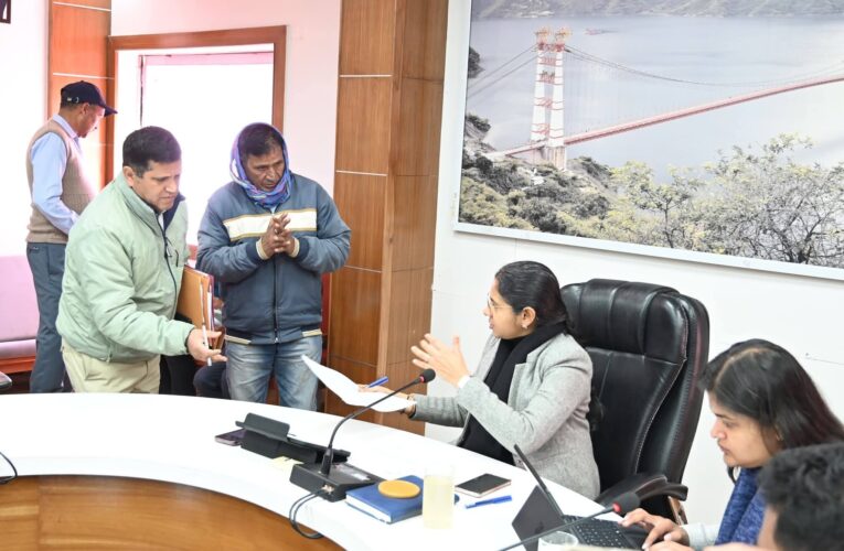 जिलाधिकारी नितिका खण्डेलवाल ने जनता दरबार में सुनी जनसमस्याएं, समयबद्ध निस्तारण के निर्देश, जनता दरबार में 50 शिकायतें प्राप्त, जिलाधिकारी ने समयबद्ध निस्तारण के दिए निर्देश