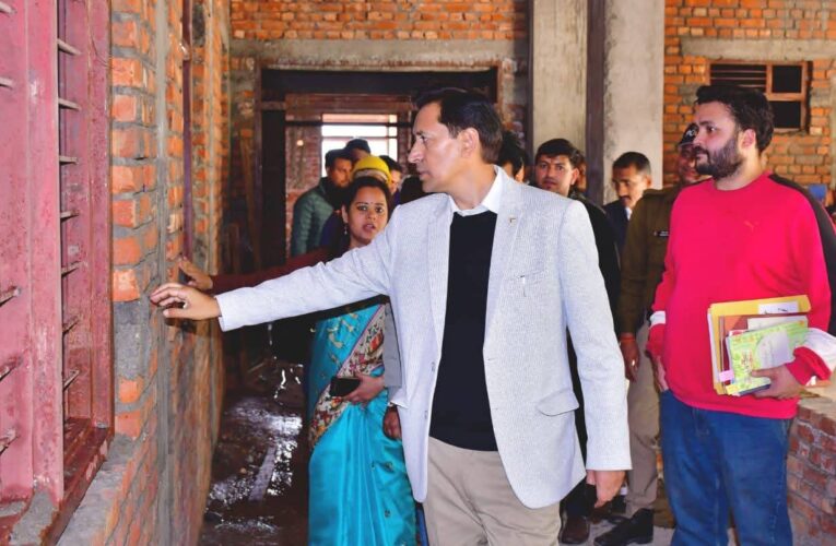 कुमाऊं कमिश्नर दीपक रावत ने निर्माणाधीन क्रिटिकल केयर ब्लॉक का किया निरीक्षण, गुणवत्तापूर्ण और तेजी से पूर्ण करने के दिए निर्देश