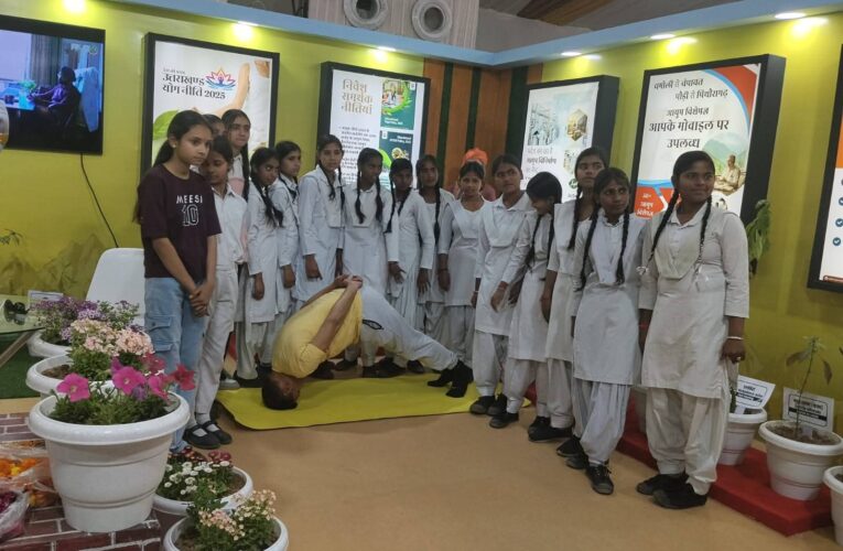 उत्तराखंड सरकार के “4 साल बेमिसाल” कार्यक्रम के दूसरे दिन बैरागी कैंप, हरिद्वार में लगाई गई प्रदर्शनी   छात्र-छात्राओं एवं आमजन के लिए बना रहा रहा आकर्षण केंद्र, सात सौ चौवन (754) छात्र-छात्राओं ने देखा राज्य सरकार की प्रदर्शनी