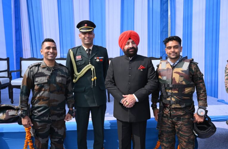 जवानों के हैरतअंगेज प्रदर्शन से खिल उठा ‘फौजी’ मन, राज्यपाल के सामने टिहरी झील के ऊपर से की पैराग्लाइडिंग, जवानों ने 12 हजार फीट की ऊंचाई से झील में की लैंडिंग