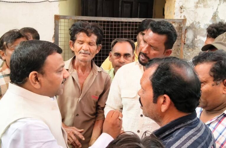 थर्ड कंपनी के विरोध में नगर निगम के सफाई कर्मचारियों का अनिश्चितकालीन धरनाशुरू, अधिकारियों से हुई वार्ता