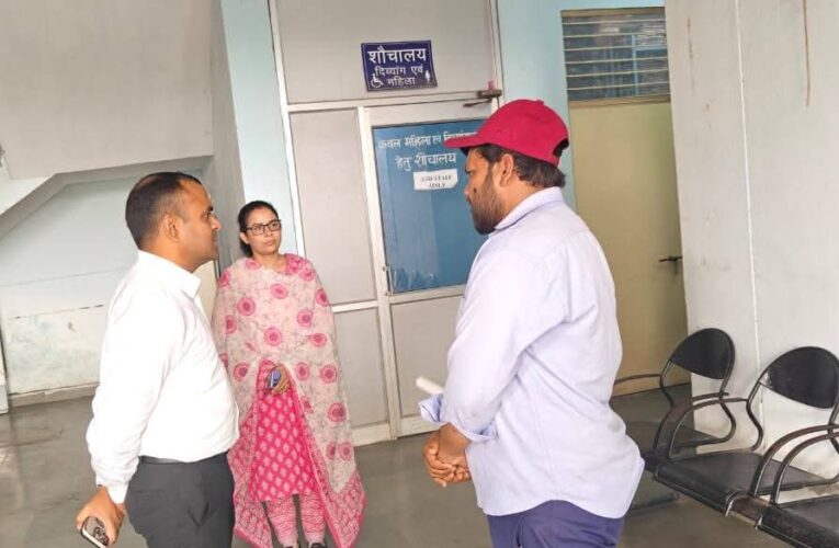 जिलाधिकारी मयूर दीक्षित ने किया ए.आर.टी.ओ. कार्यालय हरिद्वार का औचक निरीक्षण, अपने कार्यों एवं समस्याओं को लेकर परिवहन कार्यालय में आने वाले आम जन की समस्याओं का प्राथमिकता से किया जाए निराकरण