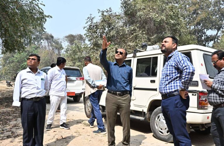 हरिद्वार: मनसा देवी हिल बाईपास एवं पैदल मार्ग पर लोनिवि और सिंचाई विभाग द्वारा किए जा रहे निर्माण कार्यों का जिलाधिकारी मयूर दीक्षित ने सम्बंधित अधिकारियों के साथ किया स्थलीय निरीक्षण