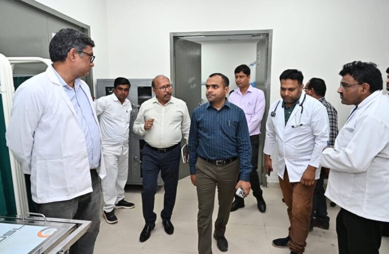 हरिद्वार जिलाधिकारी मयूर दीक्षित ने किया भूपतवाला सामुदायिक स्वास्थ्य केंद्र का निरीक्षण तथा लिया स्वास्थ्य सुविधाओं का जायजा