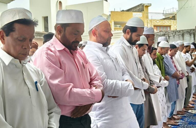 रुड़की: नगर की जामा मस्जिद में रमजान उल मुबारक के चौथे जुमा की नमाज अदा कर की गई अमनों सलामती और खुशहाली की दुआएं