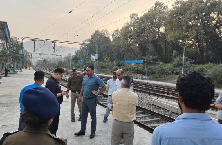 कुंभ के लिए मेला क्षेत्र के साथ ही नजदीकी रेलवे स्टेशनों पर यात्री सुविधाओं का होगा सुदृढ़ीकरण, अपर मेलाधिकारी ने मोतीचूर रेलवे स्टेशन का निरीक्षण कर प्रस्तावित व्यवस्थाओं का लिया जायजा