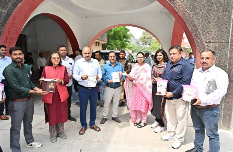 हरिद्वार जनपद को साफ स्वच्छ एवं सुंदर बनाने की दिशा में परिवहन विभाग की पहल, सभी सरकारी वाहनों में लगाए जा रहे है डस्टबिन, जिलाधिकारी मयूर दीक्षित ने कलेक्ट्रेट परिसर से किया गया शुभारंभ