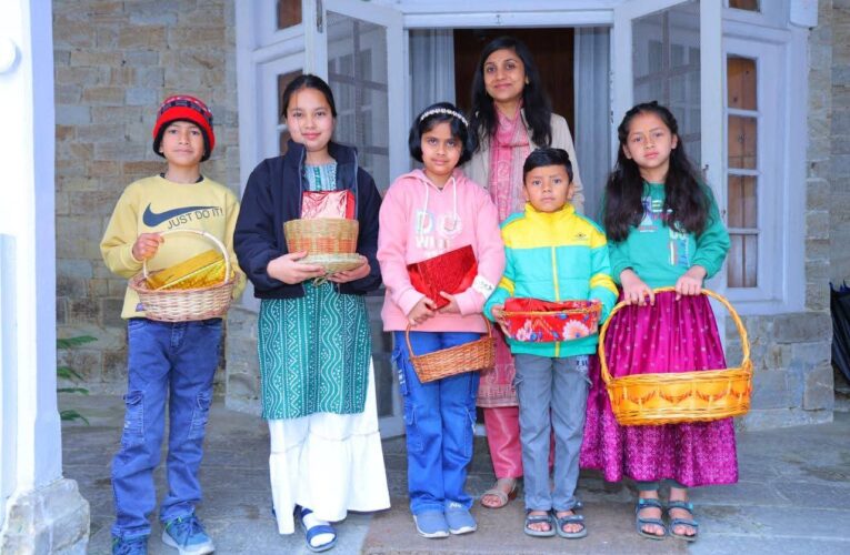 फूलदेई पर बच्चों की खुशियों से महका जिलाधिकारी आवास, बच्चों ने देहली पर बिखेरे रंग-बिरंगे फूल, लोकपर्व फूलदेई पर बच्चों का उल्लास, डीएम ने किया आत्मीय स्वागत और बढ़ाया उत्साह