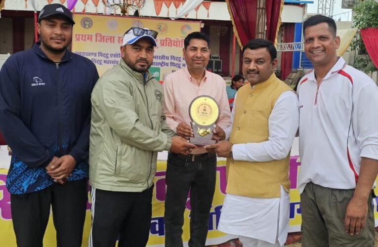 प्रथम जिला स्तरीय एक दिवसीय पिटटू प्रतियोगिता का पूर्व मेयर गौरव ने उद्घाटन कर किया खिलाड़ियों का सम्मान