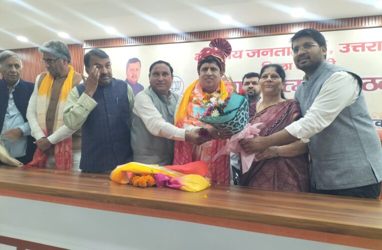 रुड़की भाजपा जिला कार्यालय में विधायक प्रदीप बत्रा के कैबिनेट मंत्री बनने पर उत्सव जैसा माहौल रहा, कार्यकर्ताओं ने आतिशबाजी के बीच ढोल-नगाड़े बजाकर किया जोरदार स्वागत