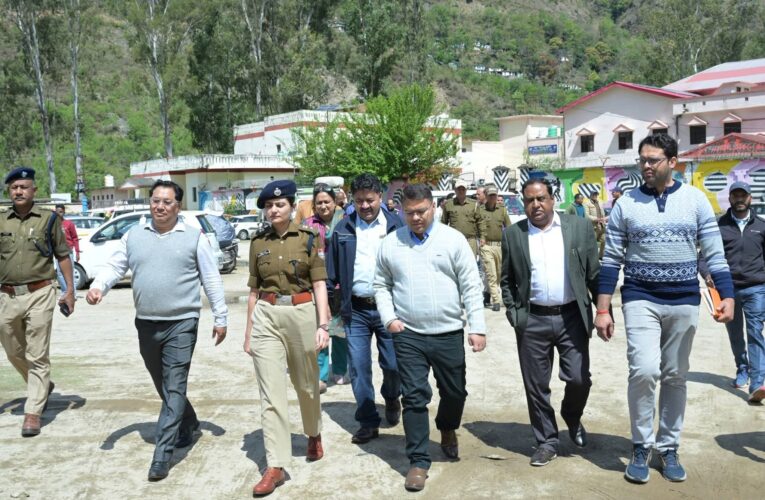 राज्य सरकार के चार वर्ष पूर्ण होने पर 23 से 25 मार्च तक जनपद में होंगे विविध कार्यक्रम, कार्यक्रम के सफल आयोजन के दृष्टिगत जिलाधिकारी एवं पुलिस अधीक्षक ने किया अगस्त्यमुनि स्थित बहुउद्देशीय क्रीड़ा भवन का निरीक्षण