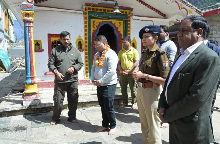 जिलाधिकारी एवं पुलिस अधीक्षक ने अगस्त्यमुनि मंदिर में किए मुनि महाराज जी के दर्शन, मुनि जी महाराज से की जनपद वासियों की सुख-समृद्धि, शांति एवं समृद्ध भविष्य की कामना