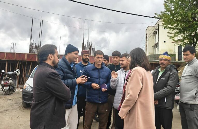 जिलाधिकारी मनीष कुमार ने किया गैस वितरण का निरीक्षण, लोगों से बातचीत कर व्यवस्था का लिया जायजा