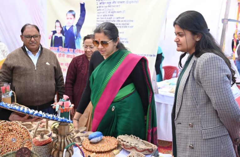 जिलाधिकारी टिहरी गढ़वाल नितिका खण्डेलवाल ने जनता दरबार कार्यक्रम में सुनी जन समस्याएं