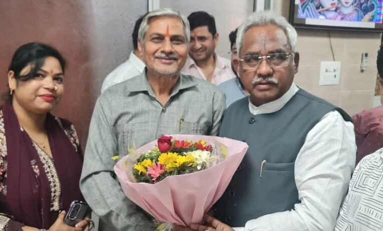 हरिद्वार: आयुष मंत्री मदन कौशिक से मिला ईएमए का प्रतिनिधिमंडल, इलेक्ट्रोहोम्योपैथी विभाग खोलने की मांग की