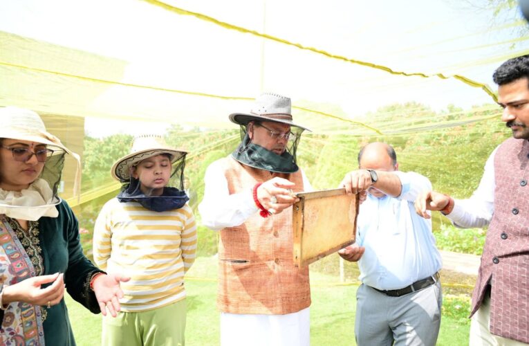 मुख्यमंत्री आवास परिसर में किया गया शहद निष्कासन कार्य, पहले चरण में 60 किलोग्राम शहद निकला, मुख्यमंत्री पुष्कर सिंह ने कहा-उत्तराखण्ड में मौन पालन की अपार संभावनाएं