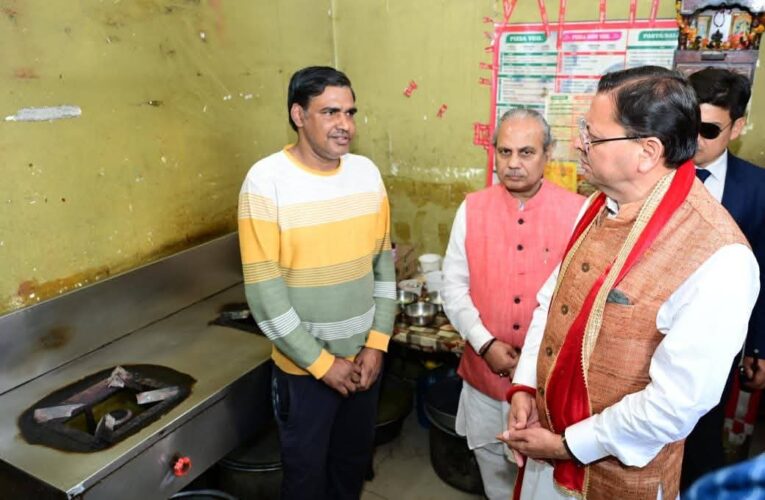 मुख्यमंत्री पुष्कर सिंह धामी ने रेस्टोरेंट में पहुंच लिया गैस आपूर्ति का जायजा, गैस आपूर्ति सुचारू रखने के लिए प्रधानमंत्री के नेतृत्व में हर संभव प्रयास कर रही है सरकार