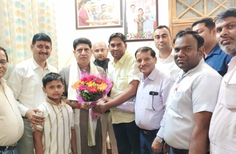 राजकीय फार्मेसी अधिकारी संघ जनपद हरिद्वार एवं मिनिस्ट्रियल एसोसिएशन (चिकित्सा विभाग) के प्रतिनिधिमंडल ने कैबिनेट मंत्री प्रदीप बत्रा से मुलाकात कर दी बधाई और शुभकामनाएं