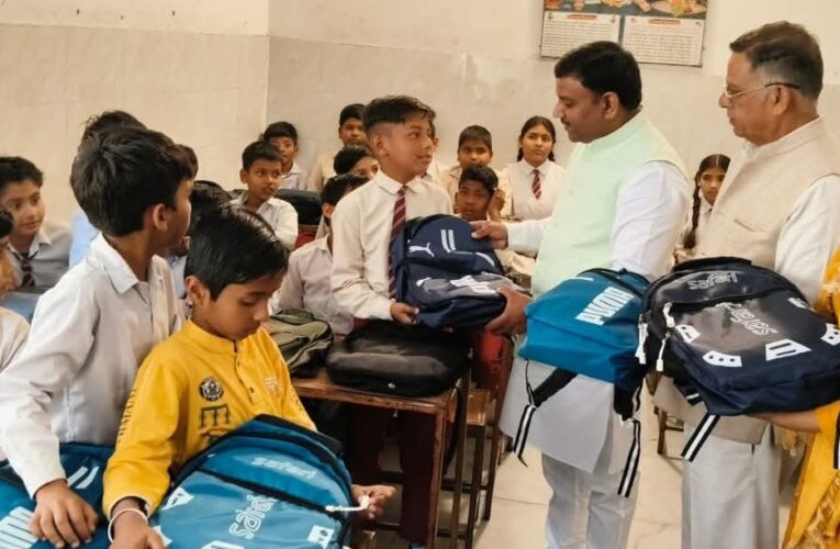 रुड़की: पूर्व मेयर गौरव गोयल ने छात्र-छात्राओं को बांटी पाठन सामग्री, शिक्षा,संस्कार और सामाजिक एकता के महत्व पर दिया बल