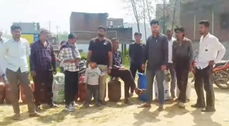 कलियर: बेड़पुर चौक पर गैस सिलेंडर सप्लाई की गाड़ी नहीं आने पर लोगों ने आक्रोश जताया, गैस एजेंसी के खिलाफ की नारेबाजी