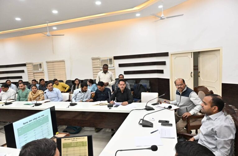 हरिद्वार जिलाधिकारी मयूर दीक्षित ने शिक्षा विभाग द्वारा संचालित विभिन्न योजनाओं की समीक्षा