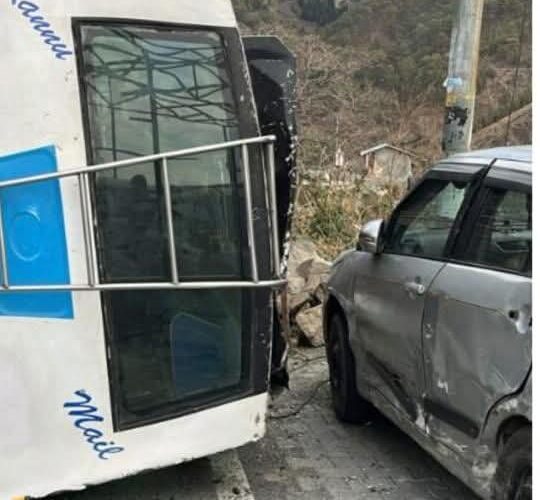 शुक्रवार की सुबह नैनीताल में हादसा, हल्द्वानी से डीडीहाट जा रही बस खुपी में पलटी, हादसे में एक की मौत, आठ बस सवार घायल