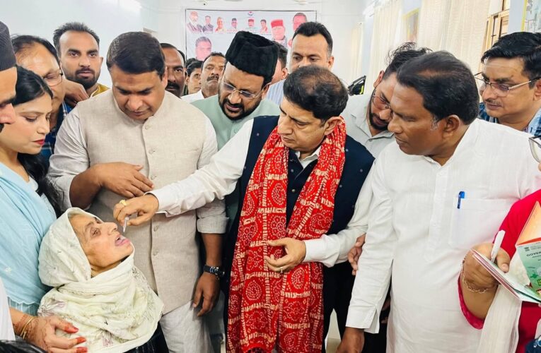 रुड़की: हज-2026 यात्रियों के स्वास्थ्य परीक्षण व टीकाकरण अभियान का कैबिनेट मंत्री प्रदीप बत्रा ने किया शुभारंभ, कहा-केंद्र और राज्य सरकार समाज के हर वर्ग तक सुविधाएं पहुंचाने के लिए लगातार कार्य कर रही