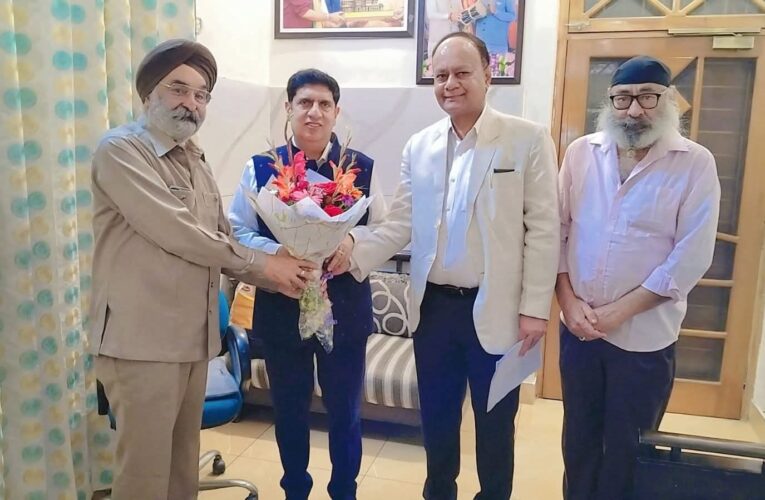 हरिद्वार के ट्रेवल्स व्यवसाईयों ने की परिवहन मंत्री प्रदीप बत्रा से मुलाकात