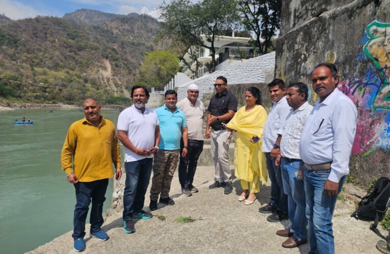 कुंभ मेला 2027 की तैयारी: मेला प्रशासन ने विधायक के साथ स्वर्गाश्रम क्षेत्र का भ्रमण कर घाटों का लिया जायजा, घाटों के सुदृढ़ीकरण एवं यात्री सुविधाओं को लेकर जन-प्रतिनिधियों के साथ विस्तृत चर्चा