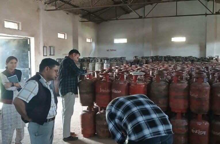 देहरादून डीएम की क्यूआरटी अलर्ट: 7 गैस एजेंसियों व 87 प्रतिष्ठानों पर छापेमारी, 05 घरेलू सिलेंडर जब्त, एलपीजी गैस कालाबाजारी पर अभी तक 6 मुकदमे दर्ज, 210 घरेलू व 139 व्यवसायिक तथा 13 छोटे सिलेंडर जब्त