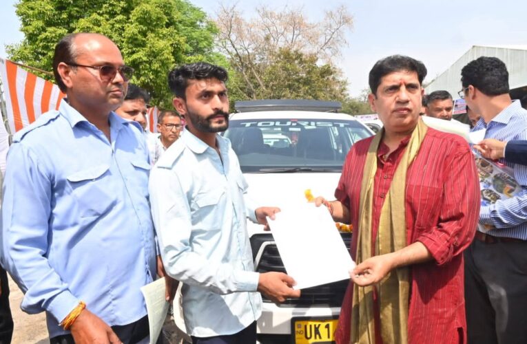 चारधाम यात्रा 2026: हरिद्वार में कैबिनेट मंत्री प्रदीप बत्रा ने किया ग्रीन कार्ड प्रणाली का शुभारंभ, ग्रीन कार्ड प्रणाली के अंतर्गत चारधाम यात्रा में सम्मिलित व्यावसायिक वाहनों को तकनीकी रूप से फिट एवं सुरक्षित सुनिश्चित किया जाएगा