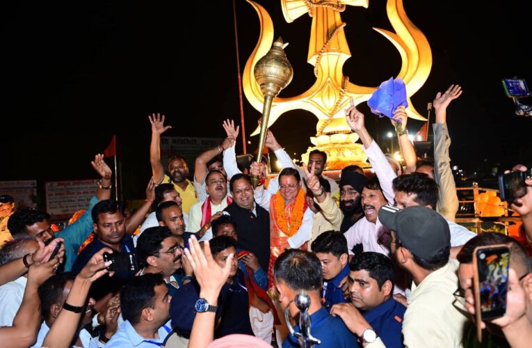 बुलडोजर से हुआ भव्य स्वागत, सड़कों पर उमड़ा जनसैलाब, काशीपुर से सड़क मार्ग से खटीमा पहुंचे सीएम धामी