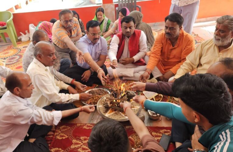 सोलानी नदी शमशान घाट पर दो दिवसीय भव्य मेले के शुभारंभ से पूर्व हुआ यज्ञ, पूर्व मेयर गौरव गोयल सहित भक्तों ने दी आहुति