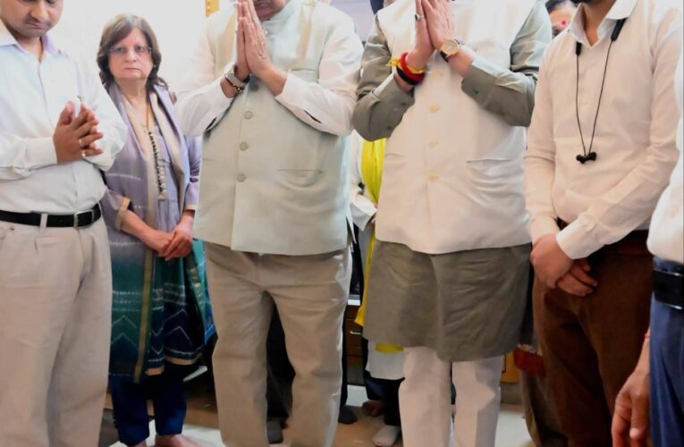 मुख्यमंत्री पुष्कर सिंह धामी ने सेवानिवृत्त ब्रिगेडियर मुकेश जोशी के निधन पर उनके आवास पहुंचकर उन्हें श्रद्धांजलि दी, कहा-कानून व्यवस्था से खिलवाड़ करने वालों को किसी भी सूरत में बख्शा नहीं जाएगा