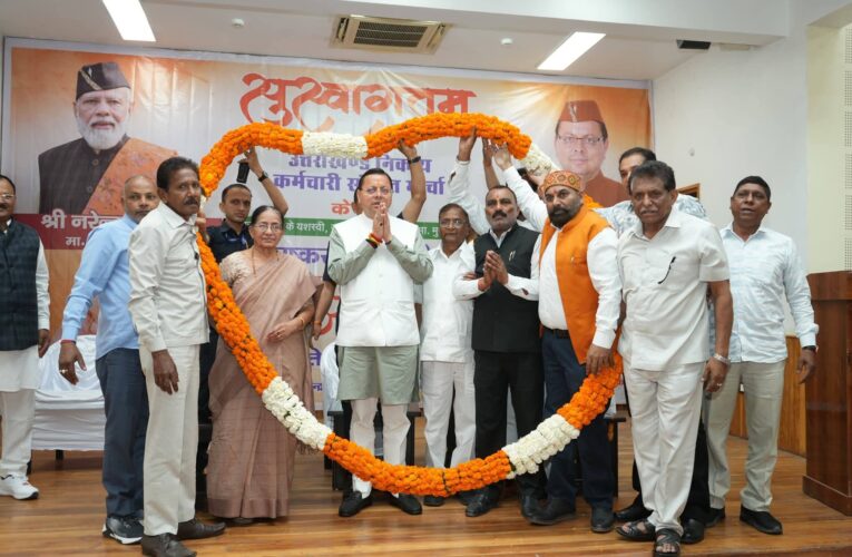 मुख्यमंत्री पुष्कर सिंह धामी ने उत्तराखंड निकाय कर्मचारी संयुक्त मोर्चा द्वारा आयोजित आभार रैली में प्रतिभाग किया, कहा-निकाय कर्मियों के अथक प्रयासों से ही शहरों और कस्बों में स्वच्छता एवं बुनियादी सुविधाएं सुचारु रूप से संचालित होती है