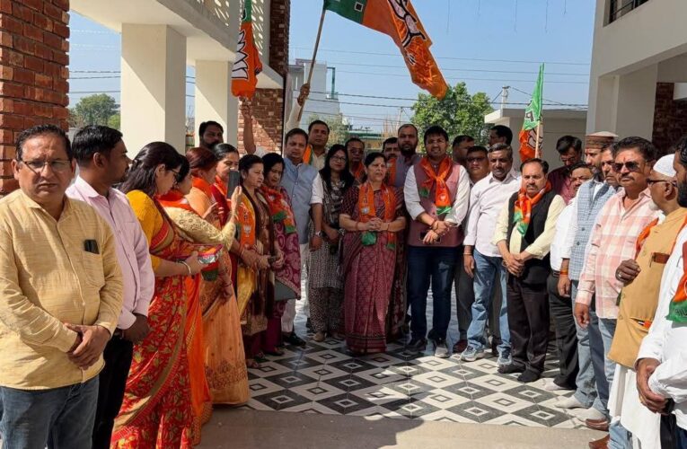 भाजपा के 47वें स्थापना दिवस पर रुड़की में भाजपा जिला कार्यालय पर पार्टी का ध्वजारोहण, संगठन सशक्तिकरण का दिया गया संदेश