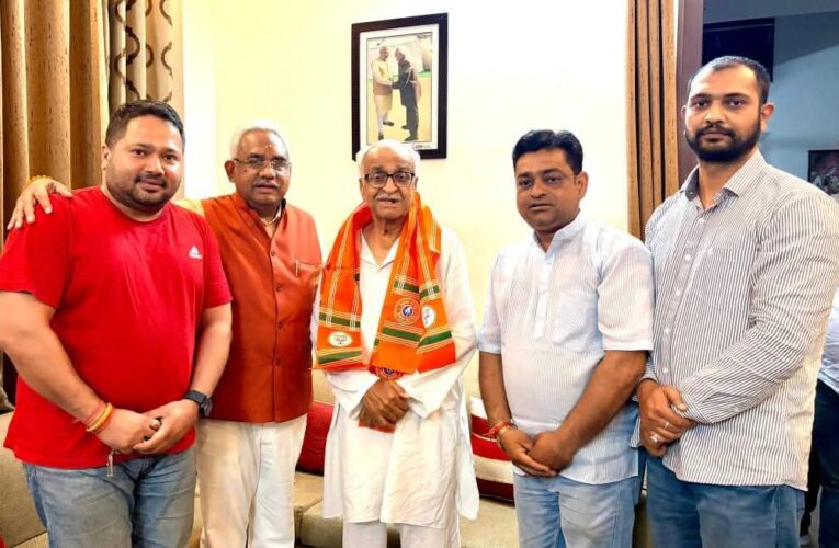 भाजपा के स्थापना दिवस के अवसर पर जनसंघ के समय के वरिष्ठ नेता पूर्व  पालिकाध्यक्ष अध्यक्ष राजकुमार अरोड़ा को कैबिनेट मंत्री मदन कौशिक ने किया सम्मानित