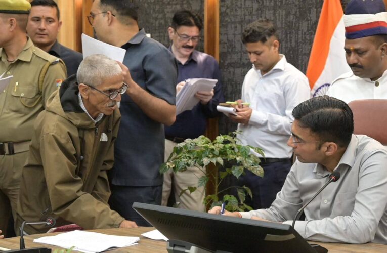 देहरादून: 82 वर्षीय दिव्यांग बुजुर्ग नत्थीलाल का पानी का 31657 का बिल डीएम ने करवाया माफ, वन टाइम सेटलमेंट उपरान्त रू0 20170 राइफल फंड से जमा