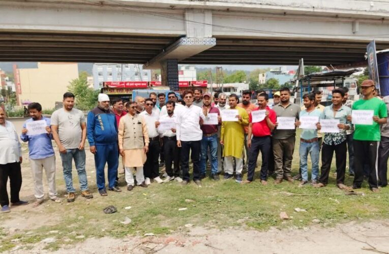 हरिद्वार: व्यापारियों और स्थानीय लोगों ने सड़कों पर उतरकर विद्युत विभाग की कार्यप्रणाली के खिलाफ विरोध जताया, कहा-भूमिगत विद्युत के कारण कई कई घंटों बिजली संकट झेल रहे है लोग