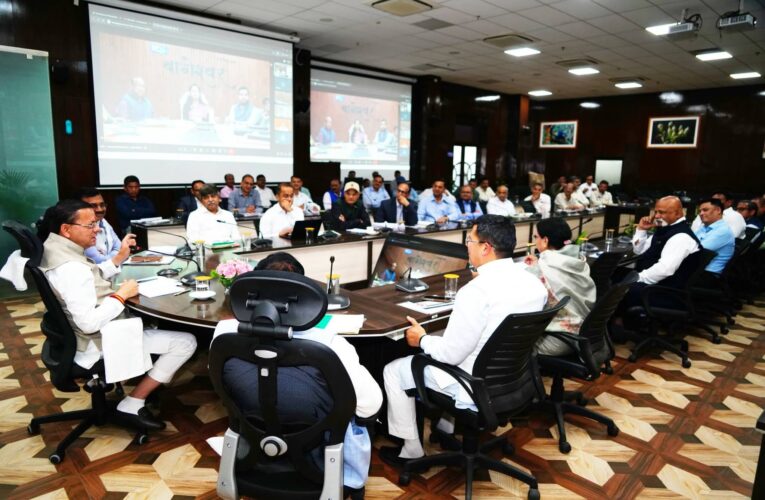 प्रधानमंत्री ग्राम सड़क योजना (पीएमजीएसवाई) के अंतर्गत निर्मित सड़कों के रख-रखाव के लिए संबंधित विभागों की एक समन्वय समिति गठित की जाए, मुख्यमंत्री पुष्कर सिंह धामी ने अधिकारियों को राज्य सरकार के मूल मंत्र “सरलीकरण, समाधान, निस्तारण और संतुष्टि” के आधार पर कार्य करने के निर्देश दिए