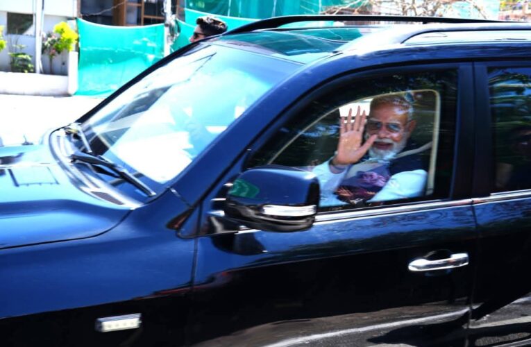 देवभूमि में प्रधानमंत्री नरेन्द्र मोदी का भव्य स्वागत, 12 किमी लंबे रोड शो में बड़ी संख्या में उमड़े लोग, पीएम मोदी ने कहा-देवभूमि से मिलती है ऊर्जा